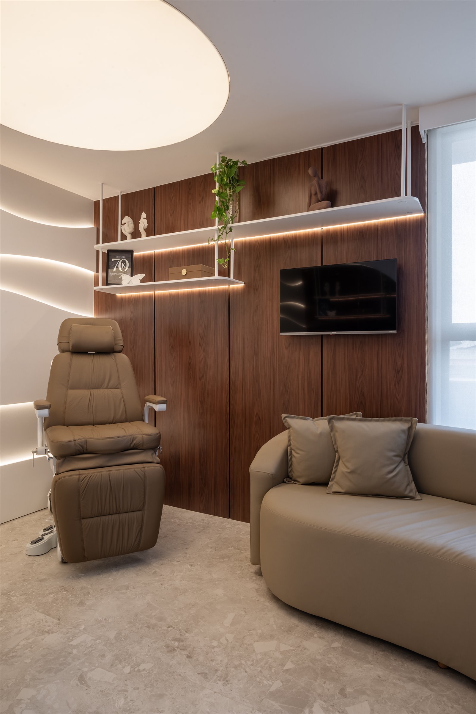 Clínica Sveli, ambiente de atendimento com madeira e luz indireta