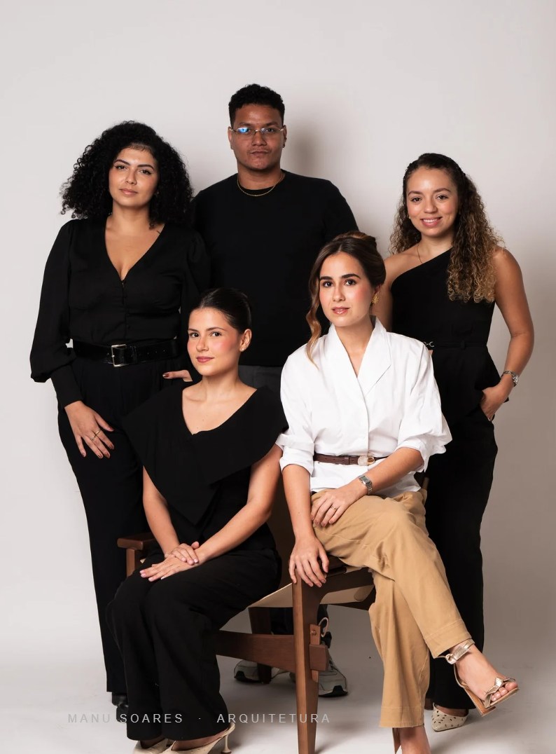 Equipe da Manu Soares Arquitetura reunida em retrato de estúdio